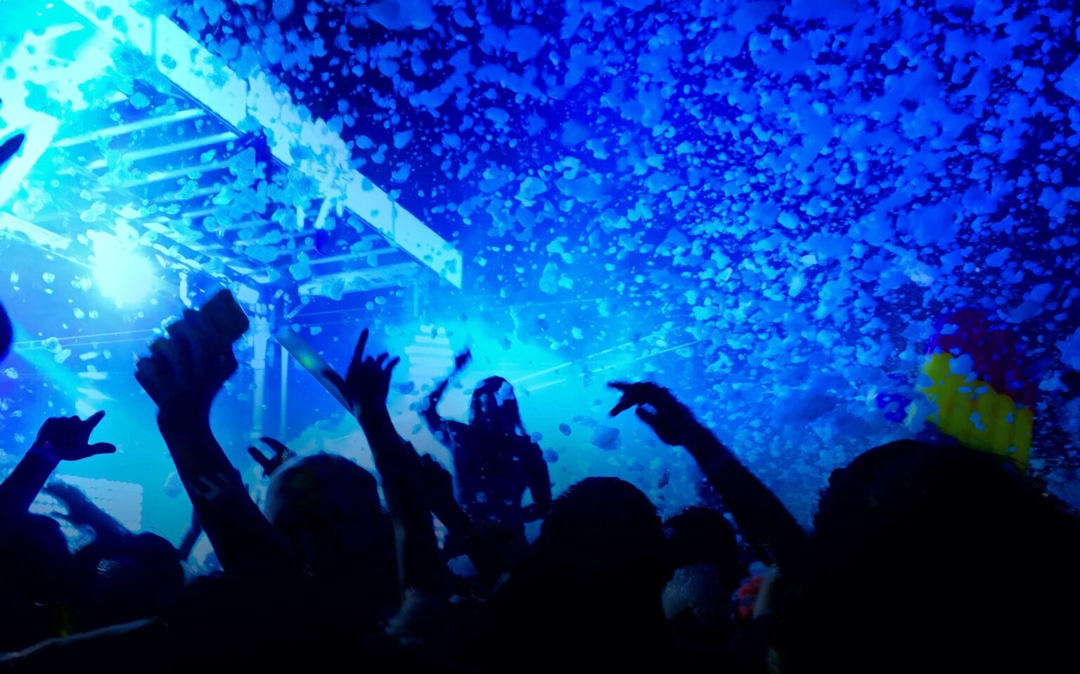紙吹雪が舞う青い照明のライブ